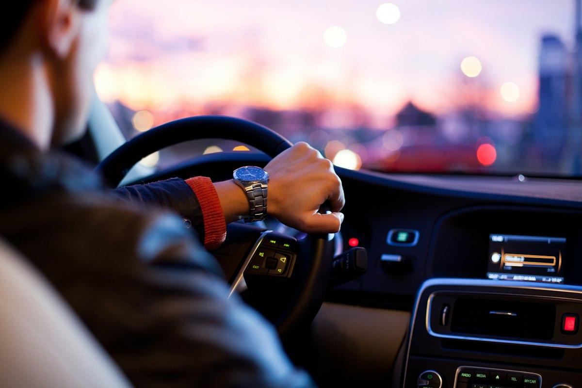Professionnel au volant de son véhicule immatriculé